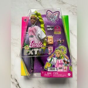 Barbie Extra #11 With Parrot Pet Barbie Doll HDJ44